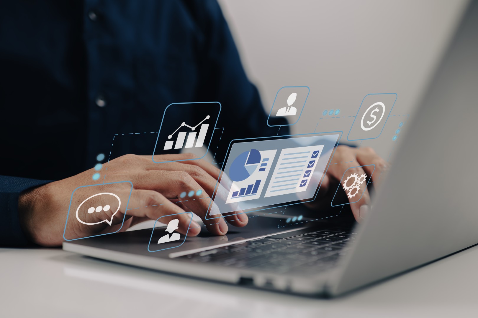 Tableau de bord commercial sur ordinateur illustrant le CRM pour entreprise proposé par Healem à Bayonne