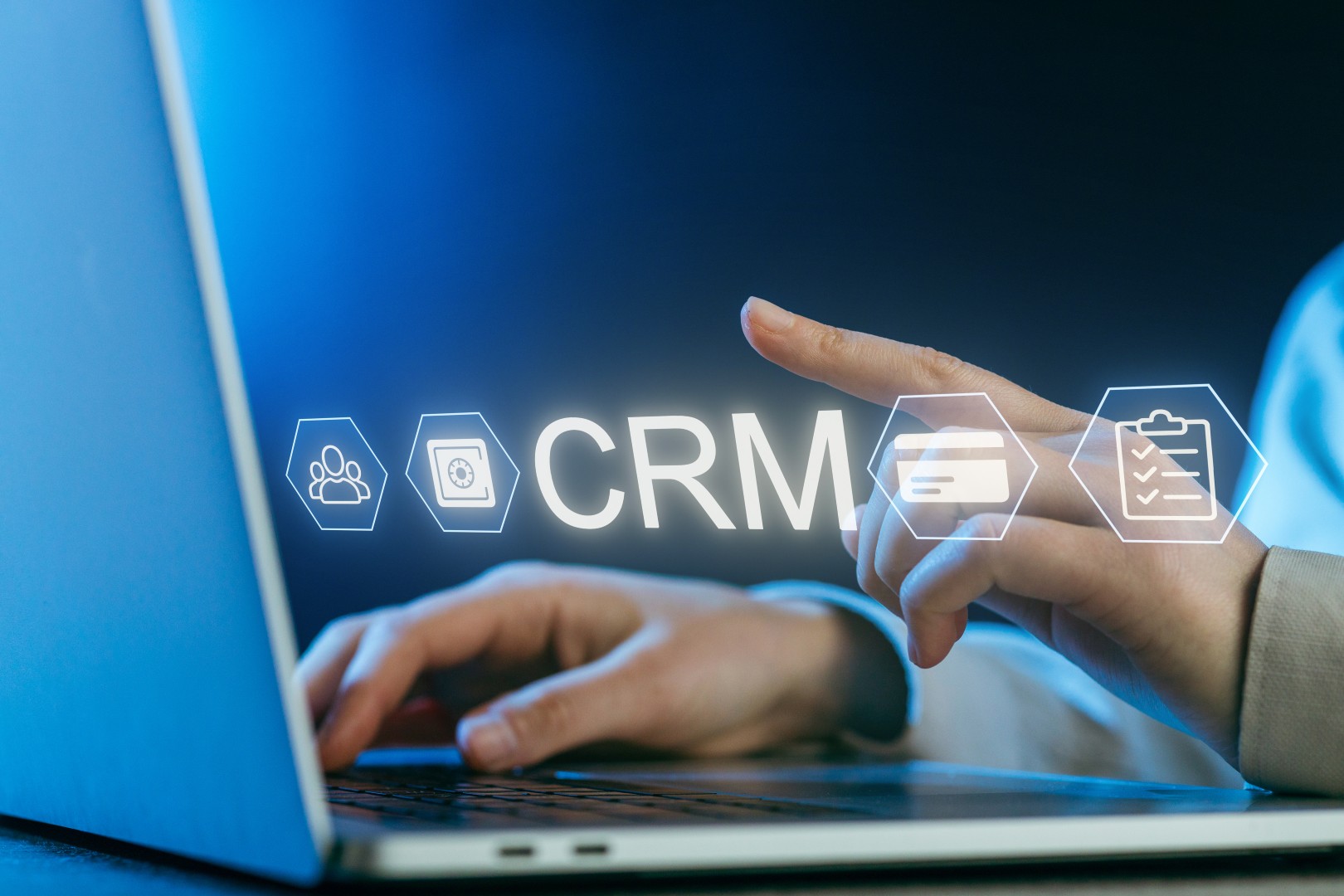 Interface CRM sur ordinateur portable illustrant les solutions de CRM pour entreprise de Healem à Dax