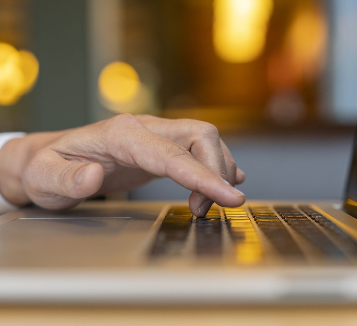 informaticien qui assure la l'assistance informatique