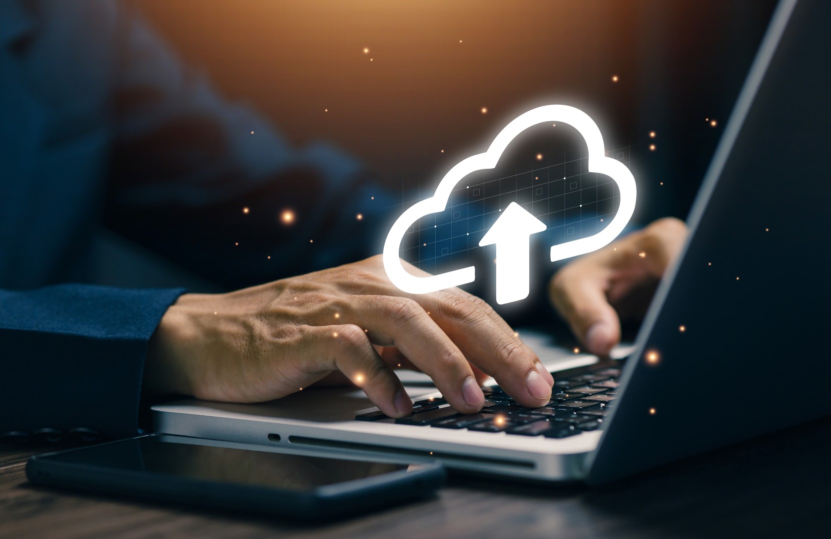 Transfert de données depuis un ordinateur illustrant le cloud privé pour entreprise de Healem à Tarbes