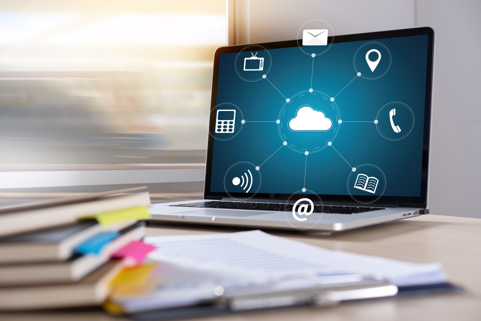 Ordinateur et services connectés au cloud illustrant l’infogérance cloud de Healem à Saint-Gaudens