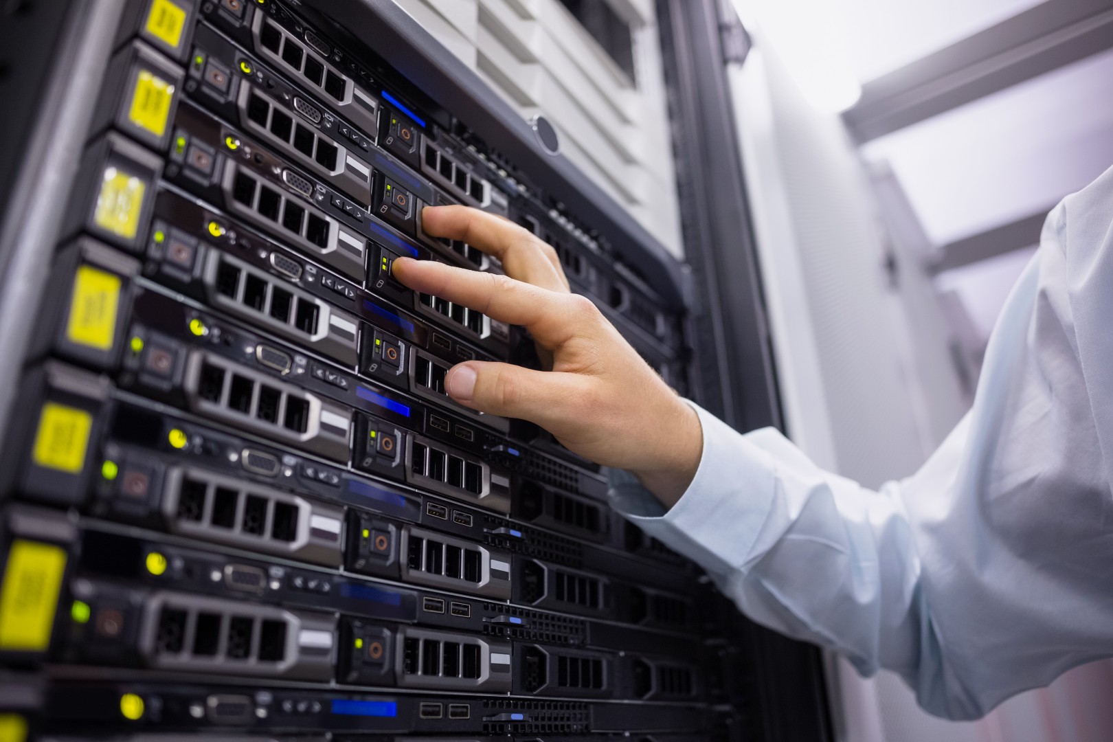 Intervention sur une baie informatique illustrant l’infogérance de serveurs de Healem à Dax