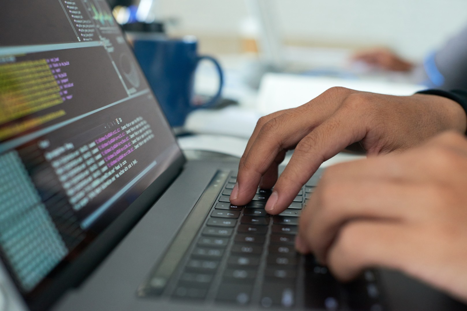 Saisie de code sur un ordinateur portable illustrant la maintenance informatique de Healem à Dax