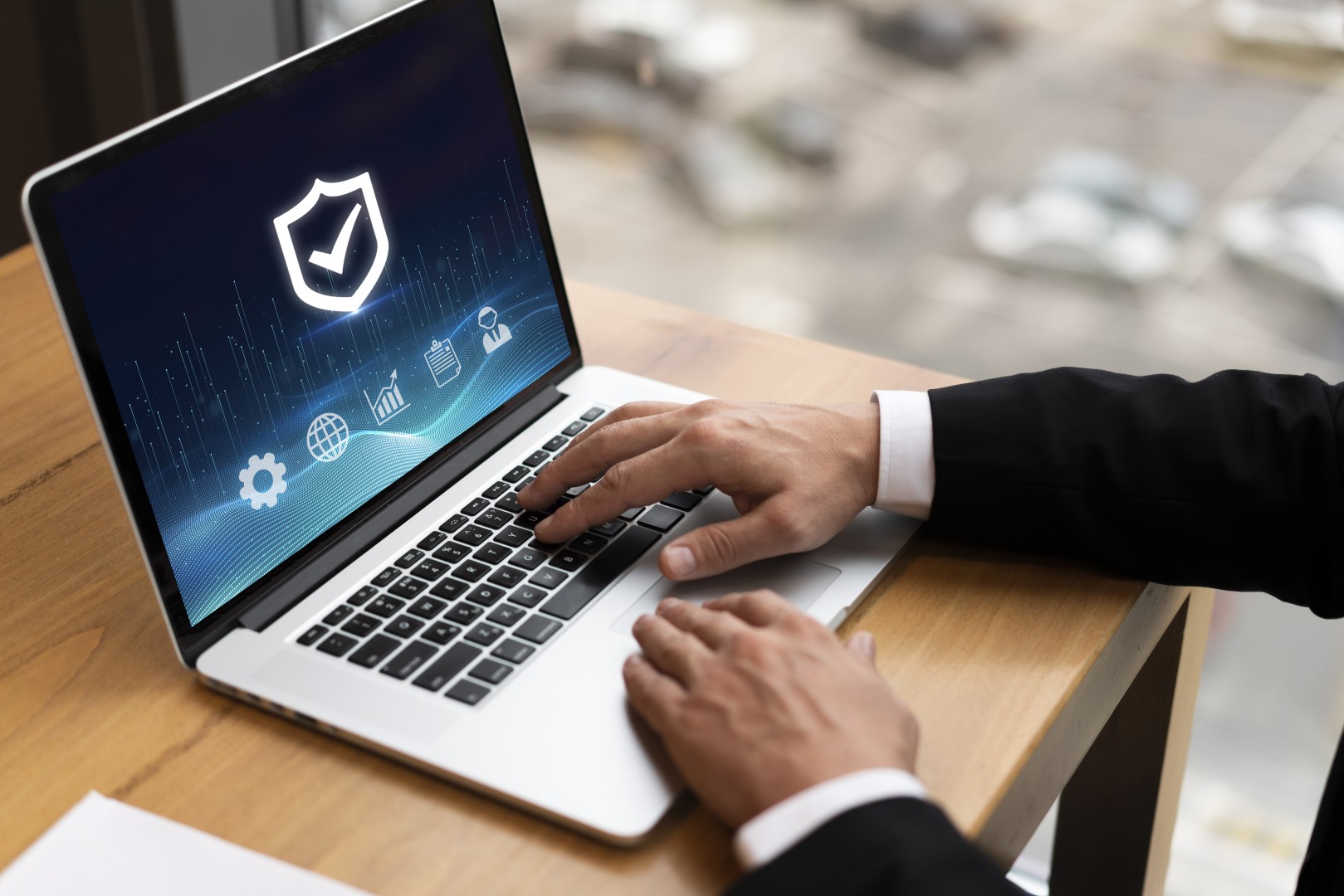 Ordinateur portable avec bouclier illustrant une solution de sécurité informatique proposée par Healem