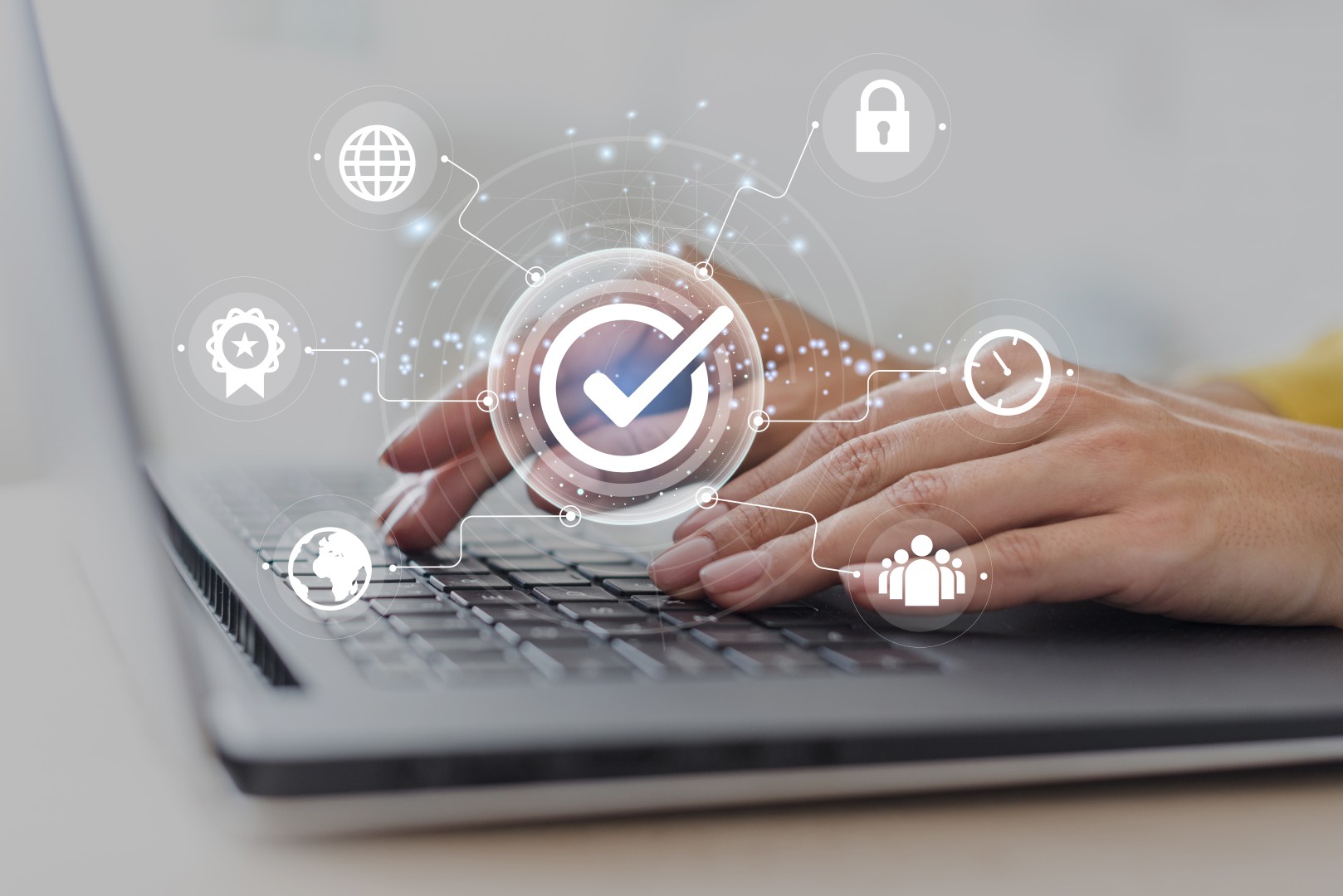 Symbole de validation et icônes numériques illustrant une solution de sécurité informatique de Healem à Tarbes