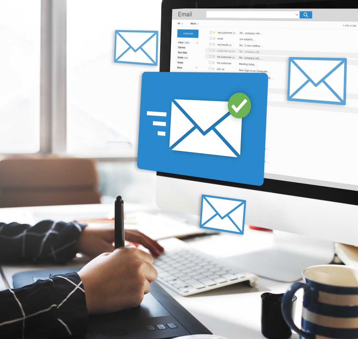 Messagerie sur écran et icônes d’e-mails illustrant la solution Microsoft 365 proposée par Healem à Tarbes